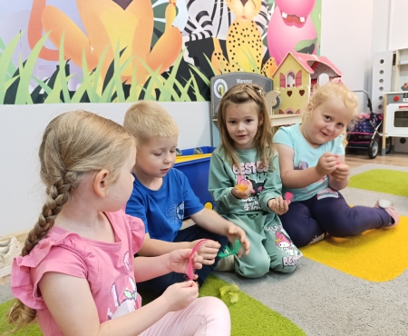 Kolorowy tydzień pełen zabawy i nauki w grupie  Motylki!