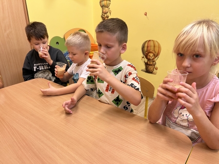 Grupa ''Tygryski'' przygotowuje sok