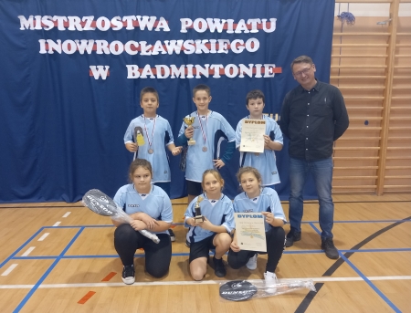 Brązowy medal chłopców w Mistrzostwach Powiatu w Badmintonie- rocznik 2011 i mło...