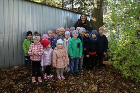 Przedszkolaki pomagają jeżom przygotować się do zimy – spotkanie z zielonym edukatorem NPT